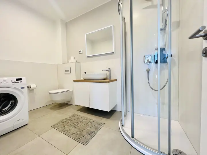Großes Bad mit Dusche und Waschmaschine