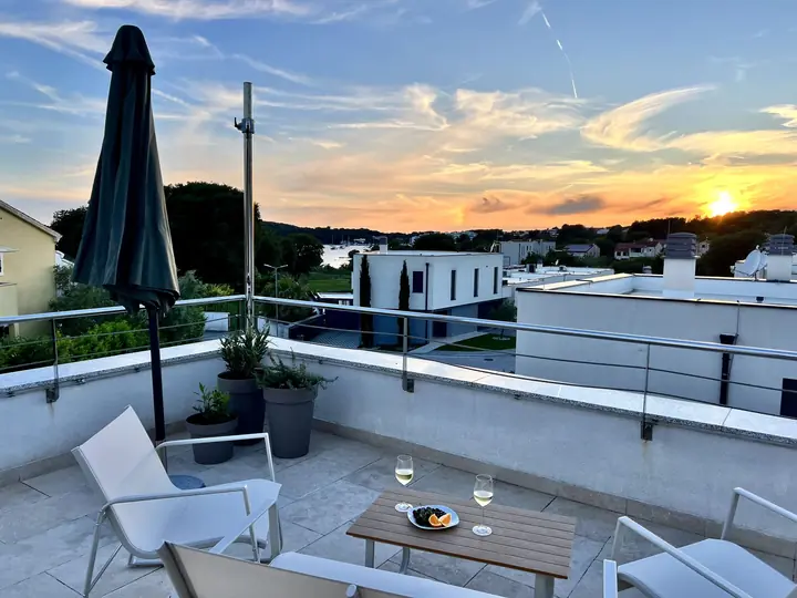 Dachterrasse der Villa Joka bei Sonnenuntergang