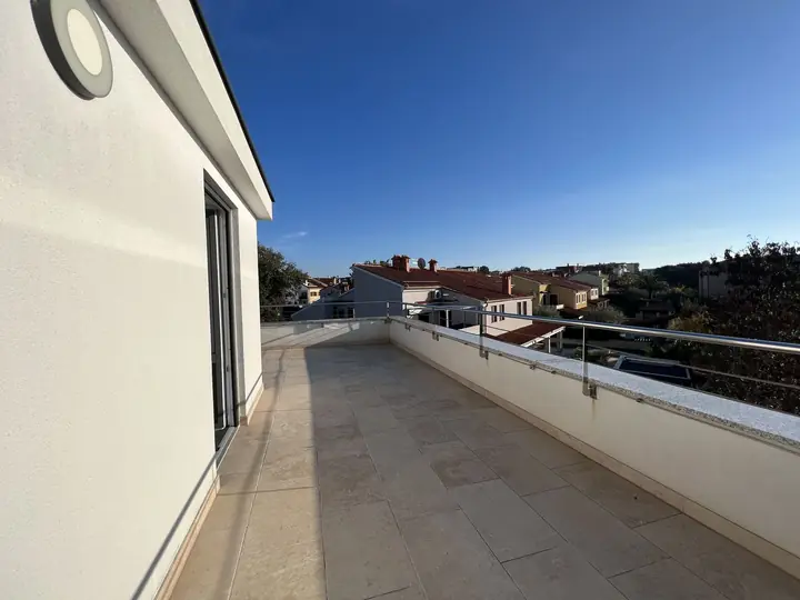 Weitläufige Dachterrasse der Villa Joka