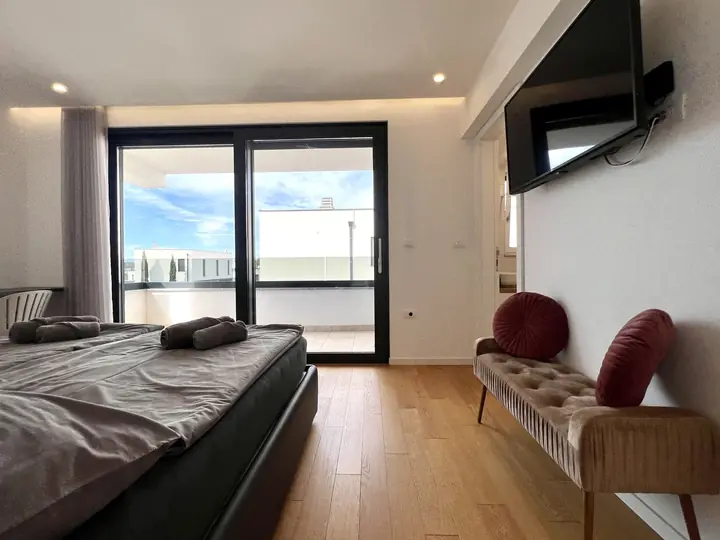 Helles Schlafzimmer mit Zugang zur Terrasse