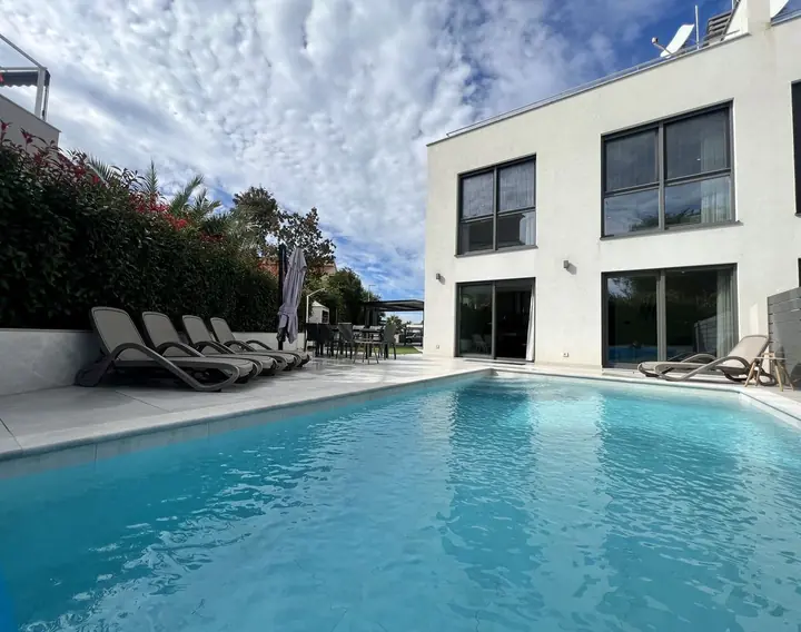 Villa Joka Außenansicht mit privatem Pool