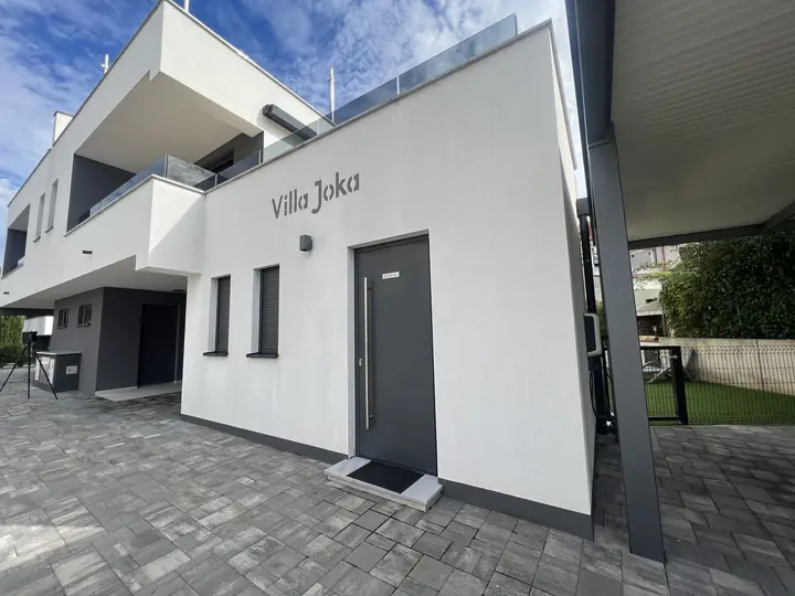 Eingang der Villa Joka