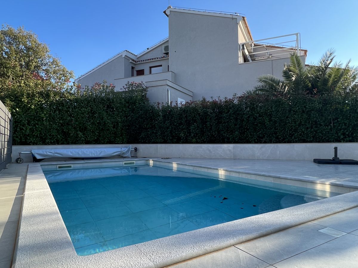 Privater Pool im Garten der Villa Joka